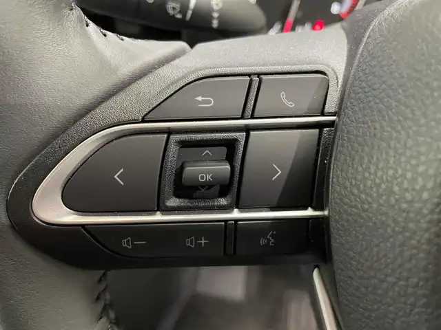 トヨタ ヴォクシー S－G 鹿児島県 2023(令5)年 1.2万km ホワイトパールクリスタルシャイン 禁煙車/10.5インチ純正ディスプレイオーディオ/　・フルセグTV/Bluetooth/トヨタセーフティセンス/　・プリクラッシュセーフティー/　・緊急時操蛇支援/　・レーントレーシングアシスト/　・レーダークルーズコントロール/　・オートマチックハイビーム/　・ロードサインアシスト/　・ドライバー異常時対応システム/　・発信遅れ告知機能/両側パワースライド/電動パーキングブレーキ/ブレーキホールド/純正フロアマット/前後ドライブレコーダー/全席オートウィンドウ/ドアバイザー/ETC/後席サンシェード/本革巻きハンドル