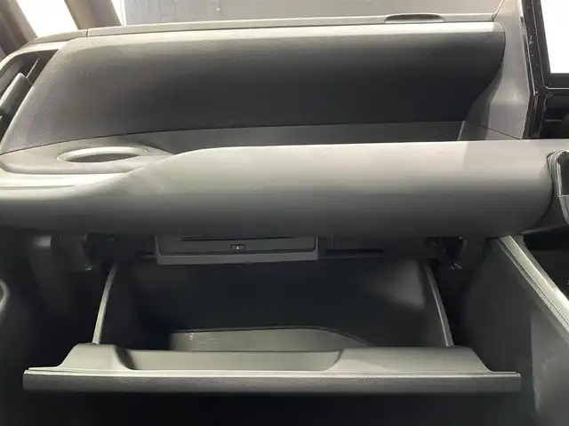 トヨタ ヴォクシー S－G 鹿児島県 2023(令5)年 1.2万km ホワイトパールクリスタルシャイン 禁煙車/10.5インチ純正ディスプレイオーディオ/　・フルセグTV/Bluetooth/トヨタセーフティセンス/　・プリクラッシュセーフティー/　・緊急時操蛇支援/　・レーントレーシングアシスト/　・レーダークルーズコントロール/　・オートマチックハイビーム/　・ロードサインアシスト/　・ドライバー異常時対応システム/　・発信遅れ告知機能/両側パワースライド/電動パーキングブレーキ/ブレーキホールド/純正フロアマット/前後ドライブレコーダー/全席オートウィンドウ/ドアバイザー/ETC/後席サンシェード/本革巻きハンドル