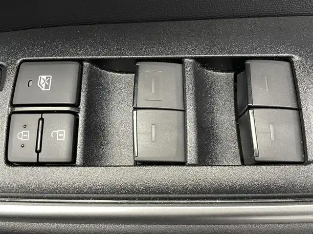 トヨタ ヴォクシー S－G 鹿児島県 2023(令5)年 1.2万km ホワイトパールクリスタルシャイン 禁煙車/10.5インチ純正ディスプレイオーディオ/　・フルセグTV/Bluetooth/トヨタセーフティセンス/　・プリクラッシュセーフティー/　・緊急時操蛇支援/　・レーントレーシングアシスト/　・レーダークルーズコントロール/　・オートマチックハイビーム/　・ロードサインアシスト/　・ドライバー異常時対応システム/　・発信遅れ告知機能/両側パワースライド/電動パーキングブレーキ/ブレーキホールド/純正フロアマット/前後ドライブレコーダー/全席オートウィンドウ/ドアバイザー/ETC/後席サンシェード/本革巻きハンドル