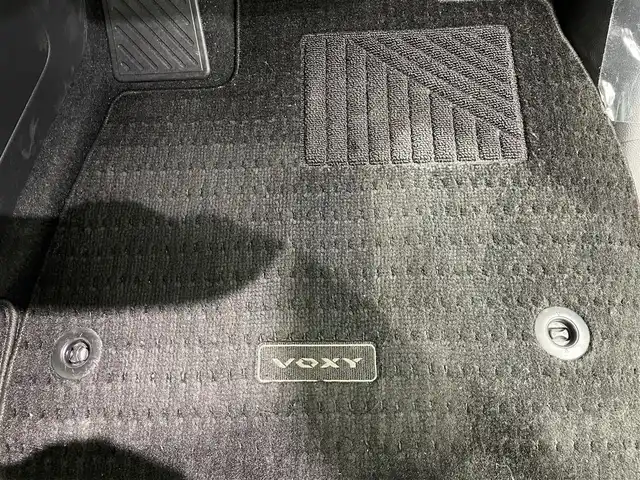 トヨタ ヴォクシー S－G 鹿児島県 2023(令5)年 1.2万km ホワイトパールクリスタルシャイン 禁煙車/10.5インチ純正ディスプレイオーディオ/　・フルセグTV/Bluetooth/トヨタセーフティセンス/　・プリクラッシュセーフティー/　・緊急時操蛇支援/　・レーントレーシングアシスト/　・レーダークルーズコントロール/　・オートマチックハイビーム/　・ロードサインアシスト/　・ドライバー異常時対応システム/　・発信遅れ告知機能/両側パワースライド/電動パーキングブレーキ/ブレーキホールド/純正フロアマット/前後ドライブレコーダー/全席オートウィンドウ/ドアバイザー/ETC/後席サンシェード/本革巻きハンドル