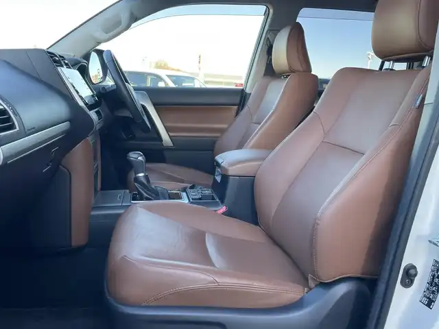 トヨタ ランドクルーザー プラド TX-L 70thアニバーサリーLTD 東京都 2022(令4)年 2.3万km ホワイトパールクリスタルシャイン 7人乗り/サンルーフ/純正メーカーOPナビ/パノラミックビューモニター/本革シート　（パワーシート）/シートヒーター / ベンチレーション/3列目電動格納シート/ビルトインETC 2.0/LEDヘッドライト/フォグ/セーフティセンス/・プリクラッシュセーフティ/・レーントレーシングアシスト/・オートハイビーム/・レーダークルーズコントロール/・ブラインドスポットモニタ/純正18インチーフ/純正メーカーOPナビ/パノラミックビューモニター/本革シート　（パワーシート）/シートヒーター / ベンチレーション/3列目電動格納シート/ビルトインETC 2.0/LEDヘッドライト/フォグ/セーフティセンス/・プリクラッシュセーフティ/・レーントレーシングアシスト/・オートハイビーム/・レーダークルーズコントロール/・ブラインドスポットモニタ/純正18インチAW/ルーフレール