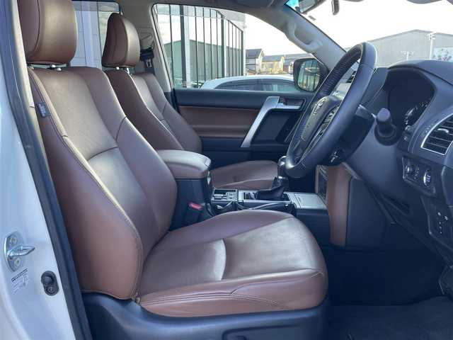 トヨタ ランドクルーザー プラド TX-L 70thアニバーサリーLTD 東京都 2022(令4)年 2.3万km ホワイトパールクリスタルシャイン 7人乗り/サンルーフ/純正メーカーOPナビ/パノラミックビューモニター/本革シート　（パワーシート）/シートヒーター / ベンチレーション/3列目電動格納シート/ビルトインETC 2.0/LEDヘッドライト/フォグ/セーフティセンス/・プリクラッシュセーフティ/・レーントレーシングアシスト/・オートハイビーム/・レーダークルーズコントロール/・ブラインドスポットモニタ/純正18インチーフ/純正メーカーOPナビ/パノラミックビューモニター/本革シート　（パワーシート）/シートヒーター / ベンチレーション/3列目電動格納シート/ビルトインETC 2.0/LEDヘッドライト/フォグ/セーフティセンス/・プリクラッシュセーフティ/・レーントレーシングアシスト/・オートハイビーム/・レーダークルーズコントロール/・ブラインドスポットモニタ/純正18インチAW/ルーフレール