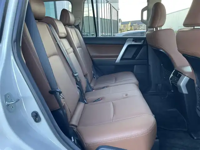 トヨタ ランドクルーザー プラド TX-L 70thアニバーサリーLTD 東京都 2022(令4)年 2.3万km ホワイトパールクリスタルシャイン 7人乗り/サンルーフ/純正メーカーOPナビ/パノラミックビューモニター/本革シート　（パワーシート）/シートヒーター / ベンチレーション/3列目電動格納シート/ビルトインETC 2.0/LEDヘッドライト/フォグ/セーフティセンス/・プリクラッシュセーフティ/・レーントレーシングアシスト/・オートハイビーム/・レーダークルーズコントロール/・ブラインドスポットモニタ/純正18インチーフ/純正メーカーOPナビ/パノラミックビューモニター/本革シート　（パワーシート）/シートヒーター / ベンチレーション/3列目電動格納シート/ビルトインETC 2.0/LEDヘッドライト/フォグ/セーフティセンス/・プリクラッシュセーフティ/・レーントレーシングアシスト/・オートハイビーム/・レーダークルーズコントロール/・ブラインドスポットモニタ/純正18インチAW/ルーフレール