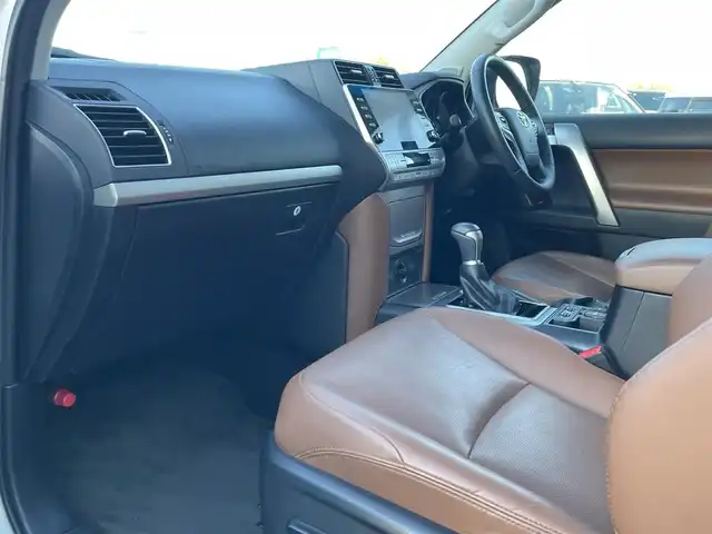 トヨタ ランドクルーザー プラド TX-L 70thアニバーサリーLTD 東京都 2022(令4)年 2.3万km ホワイトパールクリスタルシャイン 7人乗り/サンルーフ/純正メーカーOPナビ/パノラミックビューモニター/本革シート　（パワーシート）/シートヒーター / ベンチレーション/3列目電動格納シート/ビルトインETC 2.0/LEDヘッドライト/フォグ/セーフティセンス/・プリクラッシュセーフティ/・レーントレーシングアシスト/・オートハイビーム/・レーダークルーズコントロール/・ブラインドスポットモニタ/純正18インチーフ/純正メーカーOPナビ/パノラミックビューモニター/本革シート　（パワーシート）/シートヒーター / ベンチレーション/3列目電動格納シート/ビルトインETC 2.0/LEDヘッドライト/フォグ/セーフティセンス/・プリクラッシュセーフティ/・レーントレーシングアシスト/・オートハイビーム/・レーダークルーズコントロール/・ブラインドスポットモニタ/純正18インチAW/ルーフレール