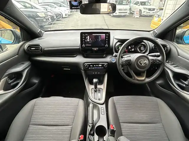 トヨタ ヤリス ハイブリッド Z 岩手県 2022(令4)年 0.7万km ブラック/シアンメタリック 4WD/禁煙車/ワンオーナー/純正ナビ/FM/AM/フルセグ/Bluetooth/全周囲バックカメラ/クルーズコントロール/衝突軽減ブレーキ/逸脱防止装置/横滑り防止装置/シートヒーター/ドライブレコーダー/LEDライト/フォグランプ/AUTOライト/VIEW/純正マット/純正バイザイー/スペアキー/スマートキー/ETC/夏タイヤ積載/取扱説明書/保証書