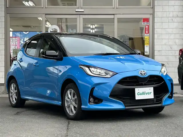 トヨタ ヤリス ハイブリッド Z 岩手県 2022(令4)年 0.7万km ブラック/シアンメタリック 4WD/禁煙車/ワンオーナー/純正ナビ/FM/AM/フルセグ/Bluetooth/全周囲バックカメラ/クルーズコントロール/衝突軽減ブレーキ/逸脱防止装置/横滑り防止装置/シートヒーター/ドライブレコーダー/LEDライト/フォグランプ/AUTOライト/VIEW/純正マット/純正バイザイー/スペアキー/スマートキー/ETC/夏タイヤ積載/取扱説明書/保証書