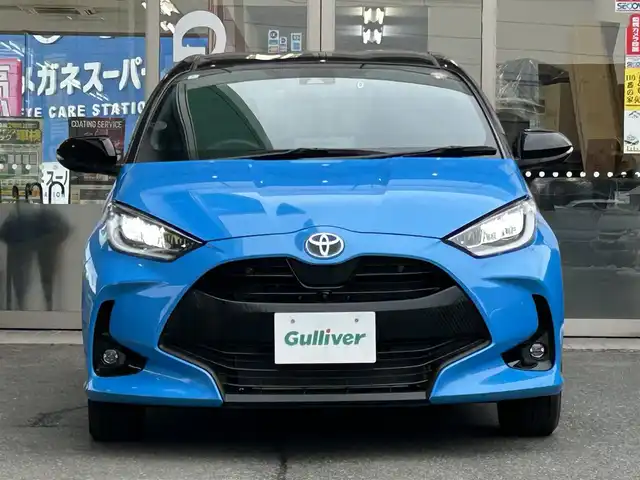 トヨタ ヤリス ハイブリッド Z 岩手県 2022(令4)年 0.7万km ブラック/シアンメタリック 4WD/禁煙車/ワンオーナー/純正ナビ/FM/AM/フルセグ/Bluetooth/全周囲バックカメラ/クルーズコントロール/衝突軽減ブレーキ/逸脱防止装置/横滑り防止装置/シートヒーター/ドライブレコーダー/LEDライト/フォグランプ/AUTOライト/VIEW/純正マット/純正バイザイー/スペアキー/スマートキー/ETC/夏タイヤ積載/取扱説明書/保証書