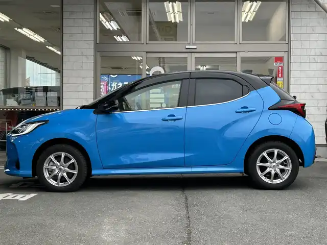 トヨタ ヤリス ハイブリッド Z 岩手県 2022(令4)年 0.7万km ブラック/シアンメタリック 4WD/禁煙車/ワンオーナー/純正ナビ/FM/AM/フルセグ/Bluetooth/全周囲バックカメラ/クルーズコントロール/衝突軽減ブレーキ/逸脱防止装置/横滑り防止装置/シートヒーター/ドライブレコーダー/LEDライト/フォグランプ/AUTOライト/VIEW/純正マット/純正バイザイー/スペアキー/スマートキー/ETC/夏タイヤ積載/取扱説明書/保証書