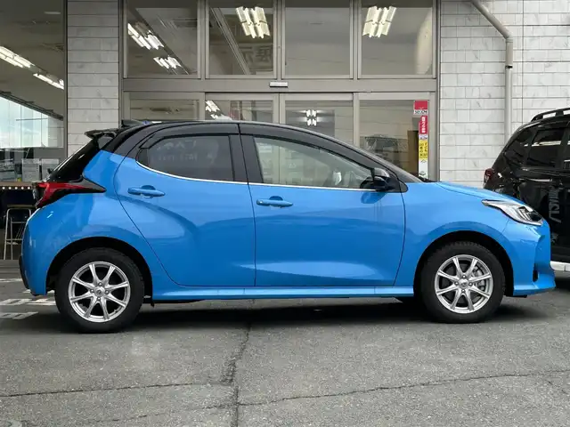 トヨタ ヤリス ハイブリッド Z 岩手県 2022(令4)年 0.7万km ブラック/シアンメタリック 4WD/禁煙車/ワンオーナー/純正ナビ/FM/AM/フルセグ/Bluetooth/全周囲バックカメラ/クルーズコントロール/衝突軽減ブレーキ/逸脱防止装置/横滑り防止装置/シートヒーター/ドライブレコーダー/LEDライト/フォグランプ/AUTOライト/VIEW/純正マット/純正バイザイー/スペアキー/スマートキー/ETC/夏タイヤ積載/取扱説明書/保証書
