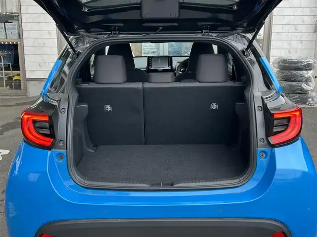 トヨタ ヤリス ハイブリッド Z 岩手県 2022(令4)年 0.7万km ブラック/シアンメタリック 4WD/禁煙車/ワンオーナー/純正ナビ/FM/AM/フルセグ/Bluetooth/全周囲バックカメラ/クルーズコントロール/衝突軽減ブレーキ/逸脱防止装置/横滑り防止装置/シートヒーター/ドライブレコーダー/LEDライト/フォグランプ/AUTOライト/VIEW/純正マット/純正バイザイー/スペアキー/スマートキー/ETC/夏タイヤ積載/取扱説明書/保証書