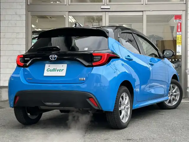トヨタ ヤリス ハイブリッド Z 岩手県 2022(令4)年 0.7万km ブラック/シアンメタリック 4WD/禁煙車/ワンオーナー/純正ナビ/FM/AM/フルセグ/Bluetooth/全周囲バックカメラ/クルーズコントロール/衝突軽減ブレーキ/逸脱防止装置/横滑り防止装置/シートヒーター/ドライブレコーダー/LEDライト/フォグランプ/AUTOライト/VIEW/純正マット/純正バイザイー/スペアキー/スマートキー/ETC/夏タイヤ積載/取扱説明書/保証書