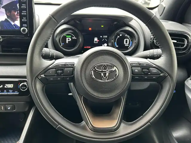 トヨタ ヤリス ハイブリッド Z 岩手県 2022(令4)年 0.7万km ブラック/シアンメタリック 4WD/禁煙車/ワンオーナー/純正ナビ/FM/AM/フルセグ/Bluetooth/全周囲バックカメラ/クルーズコントロール/衝突軽減ブレーキ/逸脱防止装置/横滑り防止装置/シートヒーター/ドライブレコーダー/LEDライト/フォグランプ/AUTOライト/VIEW/純正マット/純正バイザイー/スペアキー/スマートキー/ETC/夏タイヤ積載/取扱説明書/保証書