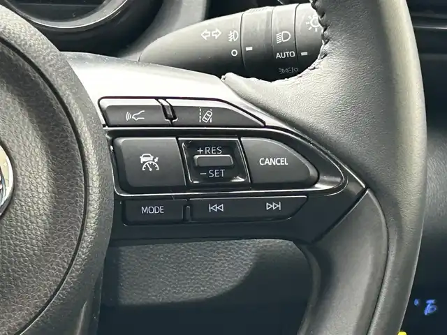 トヨタ ヤリス ハイブリッド Z 岩手県 2022(令4)年 0.7万km ブラック/シアンメタリック 4WD/禁煙車/ワンオーナー/純正ナビ/FM/AM/フルセグ/Bluetooth/全周囲バックカメラ/クルーズコントロール/衝突軽減ブレーキ/逸脱防止装置/横滑り防止装置/シートヒーター/ドライブレコーダー/LEDライト/フォグランプ/AUTOライト/VIEW/純正マット/純正バイザイー/スペアキー/スマートキー/ETC/夏タイヤ積載/取扱説明書/保証書