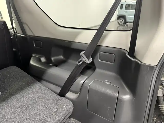 スズキ ジムニー ランドベンチャー 三重県 2017(平29)年 5.9万km クールカーキPM ガソリン・ターボ/パートタイム4WD/5F/ストラーダ 7インチナビ　CN-RA03D/（FM/AM/SD/iPod/TV/USB/Bluetooth/MEMORY MUSIC/CD/DVD/VTR）/安全/・ABS/装備/・ハーフレザーシート/・シートヒーター（D）/・ステアリングスイッチ/・フロントフォグランプ/・背面スペアタイヤ（カバー付）/・マニュアルエアコン/・ドアミラーヒーター/・キーレスエントリーキー（リモコンキー）/・パワーウインドウ/・パワーステアリング/・シガーライター/・純正16inAW/など