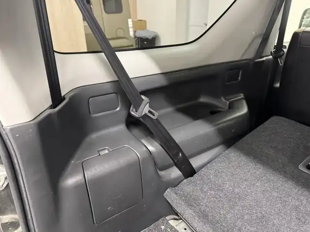 スズキ ジムニー ランドベンチャー 三重県 2017(平29)年 5.9万km クールカーキPM ガソリン・ターボ/パートタイム4WD/5F/ストラーダ 7インチナビ　CN-RA03D/（FM/AM/SD/iPod/TV/USB/Bluetooth/MEMORY MUSIC/CD/DVD/VTR）/安全/・ABS/装備/・ハーフレザーシート/・シートヒーター（D）/・ステアリングスイッチ/・フロントフォグランプ/・背面スペアタイヤ（カバー付）/・マニュアルエアコン/・ドアミラーヒーター/・キーレスエントリーキー（リモコンキー）/・パワーウインドウ/・パワーステアリング/・シガーライター/・純正16inAW/など