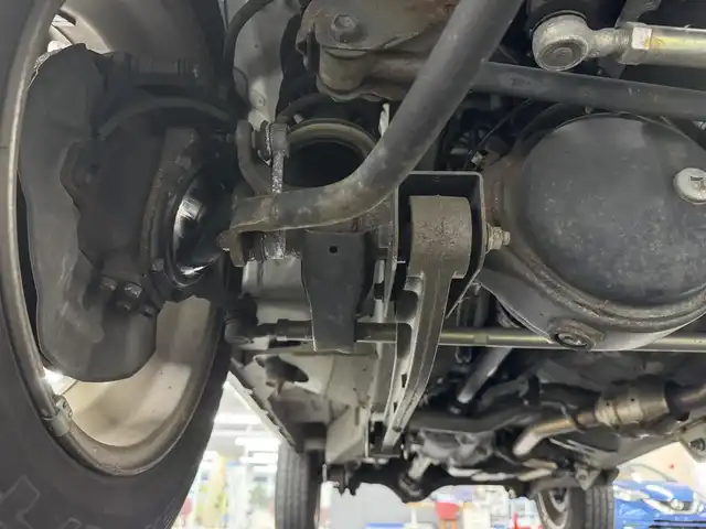 スズキ ジムニー ランドベンチャー 三重県 2017(平29)年 5.9万km クールカーキPM ガソリン・ターボ/パートタイム4WD/5F/ストラーダ 7インチナビ　CN-RA03D/（FM/AM/SD/iPod/TV/USB/Bluetooth/MEMORY MUSIC/CD/DVD/VTR）/安全/・ABS/装備/・ハーフレザーシート/・シートヒーター（D）/・ステアリングスイッチ/・フロントフォグランプ/・背面スペアタイヤ（カバー付）/・マニュアルエアコン/・ドアミラーヒーター/・キーレスエントリーキー（リモコンキー）/・パワーウインドウ/・パワーステアリング/・シガーライター/・純正16inAW/など