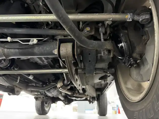 スズキ ジムニー ランドベンチャー 三重県 2017(平29)年 5.9万km クールカーキPM ガソリン・ターボ/パートタイム4WD/5F/ストラーダ 7インチナビ　CN-RA03D/（FM/AM/SD/iPod/TV/USB/Bluetooth/MEMORY MUSIC/CD/DVD/VTR）/安全/・ABS/装備/・ハーフレザーシート/・シートヒーター（D）/・ステアリングスイッチ/・フロントフォグランプ/・背面スペアタイヤ（カバー付）/・マニュアルエアコン/・ドアミラーヒーター/・キーレスエントリーキー（リモコンキー）/・パワーウインドウ/・パワーステアリング/・シガーライター/・純正16inAW/など