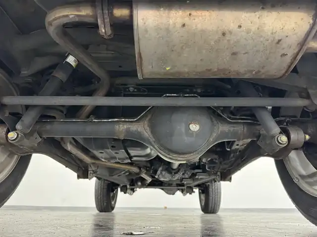 スズキ ジムニー ランドベンチャー 三重県 2017(平29)年 5.9万km クールカーキPM ガソリン・ターボ/パートタイム4WD/5F/ストラーダ 7インチナビ　CN-RA03D/（FM/AM/SD/iPod/TV/USB/Bluetooth/MEMORY MUSIC/CD/DVD/VTR）/安全/・ABS/装備/・ハーフレザーシート/・シートヒーター（D）/・ステアリングスイッチ/・フロントフォグランプ/・背面スペアタイヤ（カバー付）/・マニュアルエアコン/・ドアミラーヒーター/・キーレスエントリーキー（リモコンキー）/・パワーウインドウ/・パワーステアリング/・シガーライター/・純正16inAW/など
