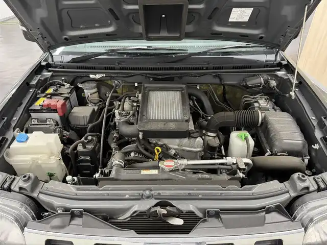 スズキ ジムニー ランドベンチャー 三重県 2017(平29)年 5.9万km クールカーキPM ガソリン・ターボ/パートタイム4WD/5F/ストラーダ 7インチナビ　CN-RA03D/（FM/AM/SD/iPod/TV/USB/Bluetooth/MEMORY MUSIC/CD/DVD/VTR）/安全/・ABS/装備/・ハーフレザーシート/・シートヒーター（D）/・ステアリングスイッチ/・フロントフォグランプ/・背面スペアタイヤ（カバー付）/・マニュアルエアコン/・ドアミラーヒーター/・キーレスエントリーキー（リモコンキー）/・パワーウインドウ/・パワーステアリング/・シガーライター/・純正16inAW/など