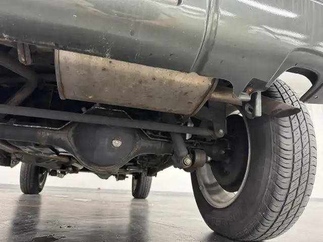 スズキ ジムニー ランドベンチャー 三重県 2017(平29)年 5.9万km クールカーキPM ガソリン・ターボ/パートタイム4WD/5F/ストラーダ 7インチナビ　CN-RA03D/（FM/AM/SD/iPod/TV/USB/Bluetooth/MEMORY MUSIC/CD/DVD/VTR）/安全/・ABS/装備/・ハーフレザーシート/・シートヒーター（D）/・ステアリングスイッチ/・フロントフォグランプ/・背面スペアタイヤ（カバー付）/・マニュアルエアコン/・ドアミラーヒーター/・キーレスエントリーキー（リモコンキー）/・パワーウインドウ/・パワーステアリング/・シガーライター/・純正16inAW/など
