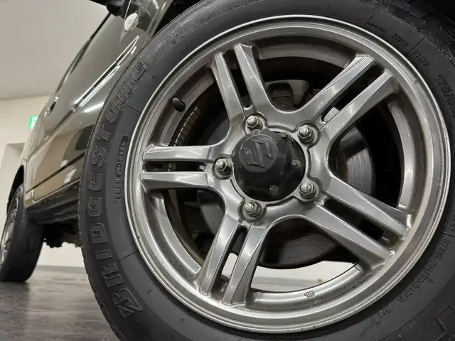 スズキ ジムニー ランドベンチャー 三重県 2017(平29)年 5.9万km クールカーキPM ガソリン・ターボ/パートタイム4WD/5F/ストラーダ 7インチナビ　CN-RA03D/（FM/AM/SD/iPod/TV/USB/Bluetooth/MEMORY MUSIC/CD/DVD/VTR）/安全/・ABS/装備/・ハーフレザーシート/・シートヒーター（D）/・ステアリングスイッチ/・フロントフォグランプ/・背面スペアタイヤ（カバー付）/・マニュアルエアコン/・ドアミラーヒーター/・キーレスエントリーキー（リモコンキー）/・パワーウインドウ/・パワーステアリング/・シガーライター/・純正16inAW/など