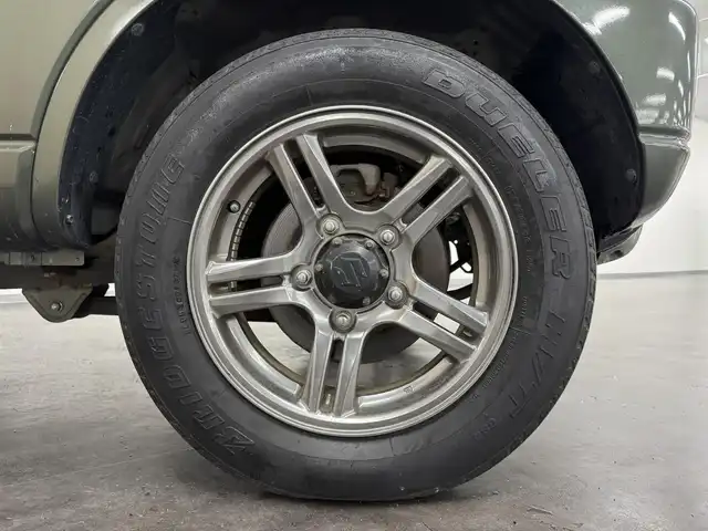 スズキ ジムニー ランドベンチャー 三重県 2017(平29)年 5.9万km クールカーキPM ガソリン・ターボ/パートタイム4WD/5F/ストラーダ 7インチナビ　CN-RA03D/（FM/AM/SD/iPod/TV/USB/Bluetooth/MEMORY MUSIC/CD/DVD/VTR）/安全/・ABS/装備/・ハーフレザーシート/・シートヒーター（D）/・ステアリングスイッチ/・フロントフォグランプ/・背面スペアタイヤ（カバー付）/・マニュアルエアコン/・ドアミラーヒーター/・キーレスエントリーキー（リモコンキー）/・パワーウインドウ/・パワーステアリング/・シガーライター/・純正16inAW/など