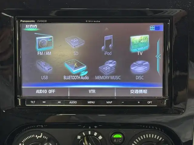 スズキ ジムニー ランドベンチャー 三重県 2017(平29)年 5.9万km クールカーキPM ガソリン・ターボ/パートタイム4WD/5F/ストラーダ 7インチナビ　CN-RA03D/（FM/AM/SD/iPod/TV/USB/Bluetooth/MEMORY MUSIC/CD/DVD/VTR）/安全/・ABS/装備/・ハーフレザーシート/・シートヒーター（D）/・ステアリングスイッチ/・フロントフォグランプ/・背面スペアタイヤ（カバー付）/・マニュアルエアコン/・ドアミラーヒーター/・キーレスエントリーキー（リモコンキー）/・パワーウインドウ/・パワーステアリング/・シガーライター/・純正16inAW/など