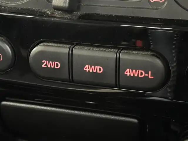 スズキ ジムニー ランドベンチャー 三重県 2017(平29)年 5.9万km クールカーキPM ガソリン・ターボ/パートタイム4WD/5F/ストラーダ 7インチナビ　CN-RA03D/（FM/AM/SD/iPod/TV/USB/Bluetooth/MEMORY MUSIC/CD/DVD/VTR）/安全/・ABS/装備/・ハーフレザーシート/・シートヒーター（D）/・ステアリングスイッチ/・フロントフォグランプ/・背面スペアタイヤ（カバー付）/・マニュアルエアコン/・ドアミラーヒーター/・キーレスエントリーキー（リモコンキー）/・パワーウインドウ/・パワーステアリング/・シガーライター/・純正16inAW/など