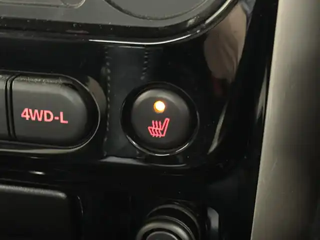 スズキ ジムニー ランドベンチャー 三重県 2017(平29)年 5.9万km クールカーキPM ガソリン・ターボ/パートタイム4WD/5F/ストラーダ 7インチナビ　CN-RA03D/（FM/AM/SD/iPod/TV/USB/Bluetooth/MEMORY MUSIC/CD/DVD/VTR）/安全/・ABS/装備/・ハーフレザーシート/・シートヒーター（D）/・ステアリングスイッチ/・フロントフォグランプ/・背面スペアタイヤ（カバー付）/・マニュアルエアコン/・ドアミラーヒーター/・キーレスエントリーキー（リモコンキー）/・パワーウインドウ/・パワーステアリング/・シガーライター/・純正16inAW/など