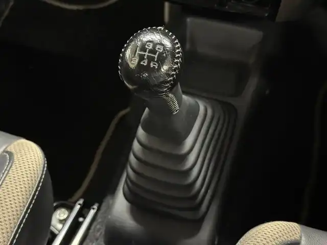 スズキ ジムニー ランドベンチャー 三重県 2017(平29)年 5.9万km クールカーキPM ガソリン・ターボ/パートタイム4WD/5F/ストラーダ 7インチナビ　CN-RA03D/（FM/AM/SD/iPod/TV/USB/Bluetooth/MEMORY MUSIC/CD/DVD/VTR）/安全/・ABS/装備/・ハーフレザーシート/・シートヒーター（D）/・ステアリングスイッチ/・フロントフォグランプ/・背面スペアタイヤ（カバー付）/・マニュアルエアコン/・ドアミラーヒーター/・キーレスエントリーキー（リモコンキー）/・パワーウインドウ/・パワーステアリング/・シガーライター/・純正16inAW/など