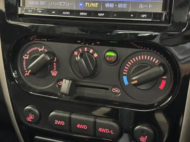スズキ ジムニー ランドベンチャー 三重県 2017(平29)年 5.9万km クールカーキPM ガソリン・ターボ/パートタイム4WD/5F/ストラーダ 7インチナビ　CN-RA03D/（FM/AM/SD/iPod/TV/USB/Bluetooth/MEMORY MUSIC/CD/DVD/VTR）/安全/・ABS/装備/・ハーフレザーシート/・シートヒーター（D）/・ステアリングスイッチ/・フロントフォグランプ/・背面スペアタイヤ（カバー付）/・マニュアルエアコン/・ドアミラーヒーター/・キーレスエントリーキー（リモコンキー）/・パワーウインドウ/・パワーステアリング/・シガーライター/・純正16inAW/など