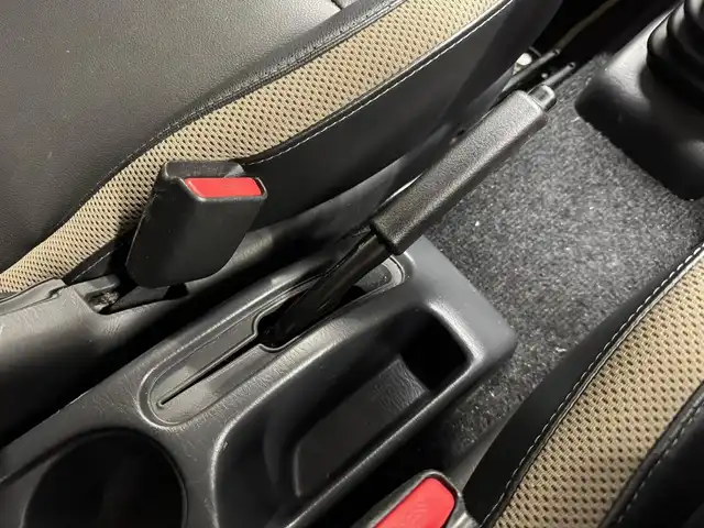 スズキ ジムニー ランドベンチャー 三重県 2017(平29)年 5.9万km クールカーキPM ガソリン・ターボ/パートタイム4WD/5F/ストラーダ 7インチナビ　CN-RA03D/（FM/AM/SD/iPod/TV/USB/Bluetooth/MEMORY MUSIC/CD/DVD/VTR）/安全/・ABS/装備/・ハーフレザーシート/・シートヒーター（D）/・ステアリングスイッチ/・フロントフォグランプ/・背面スペアタイヤ（カバー付）/・マニュアルエアコン/・ドアミラーヒーター/・キーレスエントリーキー（リモコンキー）/・パワーウインドウ/・パワーステアリング/・シガーライター/・純正16inAW/など