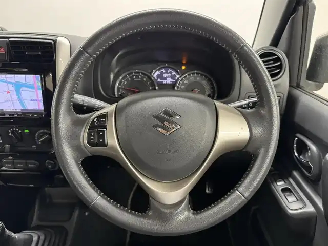 スズキ ジムニー ランドベンチャー 三重県 2017(平29)年 5.9万km クールカーキPM ガソリン・ターボ/パートタイム4WD/5F/ストラーダ 7インチナビ　CN-RA03D/（FM/AM/SD/iPod/TV/USB/Bluetooth/MEMORY MUSIC/CD/DVD/VTR）/安全/・ABS/装備/・ハーフレザーシート/・シートヒーター（D）/・ステアリングスイッチ/・フロントフォグランプ/・背面スペアタイヤ（カバー付）/・マニュアルエアコン/・ドアミラーヒーター/・キーレスエントリーキー（リモコンキー）/・パワーウインドウ/・パワーステアリング/・シガーライター/・純正16inAW/など