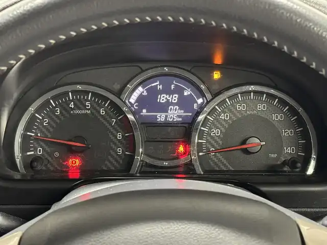 スズキ ジムニー ランドベンチャー 三重県 2017(平29)年 5.9万km クールカーキPM ガソリン・ターボ/パートタイム4WD/5F/ストラーダ 7インチナビ　CN-RA03D/（FM/AM/SD/iPod/TV/USB/Bluetooth/MEMORY MUSIC/CD/DVD/VTR）/安全/・ABS/装備/・ハーフレザーシート/・シートヒーター（D）/・ステアリングスイッチ/・フロントフォグランプ/・背面スペアタイヤ（カバー付）/・マニュアルエアコン/・ドアミラーヒーター/・キーレスエントリーキー（リモコンキー）/・パワーウインドウ/・パワーステアリング/・シガーライター/・純正16inAW/など