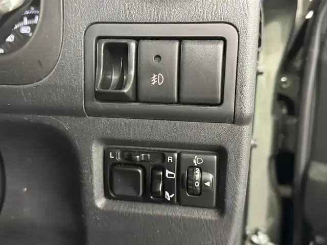 スズキ ジムニー ランドベンチャー 三重県 2017(平29)年 5.9万km クールカーキPM ガソリン・ターボ/パートタイム4WD/5F/ストラーダ 7インチナビ　CN-RA03D/（FM/AM/SD/iPod/TV/USB/Bluetooth/MEMORY MUSIC/CD/DVD/VTR）/安全/・ABS/装備/・ハーフレザーシート/・シートヒーター（D）/・ステアリングスイッチ/・フロントフォグランプ/・背面スペアタイヤ（カバー付）/・マニュアルエアコン/・ドアミラーヒーター/・キーレスエントリーキー（リモコンキー）/・パワーウインドウ/・パワーステアリング/・シガーライター/・純正16inAW/など