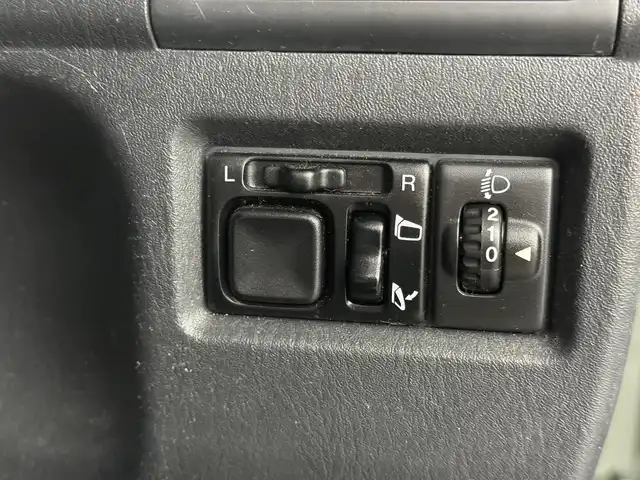 スズキ ジムニー ランドベンチャー 三重県 2017(平29)年 5.9万km クールカーキPM ガソリン・ターボ/パートタイム4WD/5F/ストラーダ 7インチナビ　CN-RA03D/（FM/AM/SD/iPod/TV/USB/Bluetooth/MEMORY MUSIC/CD/DVD/VTR）/安全/・ABS/装備/・ハーフレザーシート/・シートヒーター（D）/・ステアリングスイッチ/・フロントフォグランプ/・背面スペアタイヤ（カバー付）/・マニュアルエアコン/・ドアミラーヒーター/・キーレスエントリーキー（リモコンキー）/・パワーウインドウ/・パワーステアリング/・シガーライター/・純正16inAW/など