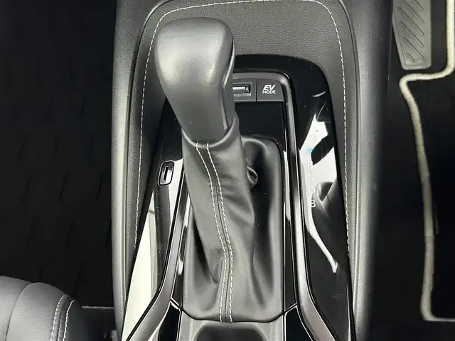 トヨタ カローラツーリング ハイブリッド ダブルバイビー 熊本県 2024(令6)年 1.9万km アティチュードブラックマイカ 純正10.5インチディスプレイオーディオ　/バックカメラ　/ビルトインＥＴＣ　/純正前後ドライブレコーダー　/前後クリアランスソナー　/前席シートヒーター　/トヨタセーフティーセンス/・プリクラッシュセーフティ/・衝突軽減ブレーキ/・レーダークルーズコントロール/・レーントレーシングアシスト/・レーンディパーチャーアラート/・オートマチックハイビーム/・標識認識システム/・先行車発進お知らせ/・ブラインドスポットモニター/・フロントクロストラフィックアラート/・レーンチェンジアシスト/・プロアクティブドライビングアシスト/ステアリングヒーター　/置くだけ充電/横滑り防止/ハーフレザーシート/純正フロアマット/純正１７インチAW/オートライト/LEDヘッドライト/フォグライト/スマートキー/プッシュスタート/スペアキー1本/保証書/取扱説明書