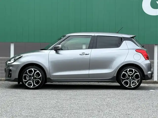 スズキ スイフト スポーツ 千葉県 2024(令6)年 0.4万km プレミアムシルバーメタリック ワンオーナー/純正SDナビ/　(CD/DVD/Bluetooth/iPod)/前後ドライブレコーダー/ETC/ステアリングスイッチ/バックソナー/運転席シートヒーター/ヘッドランプレベライザースイッチ/クルーズコントロール/衝突軽減ブレーキ/スマートキー/スペアキー/純正フロアマット/保証書/取扱説明書