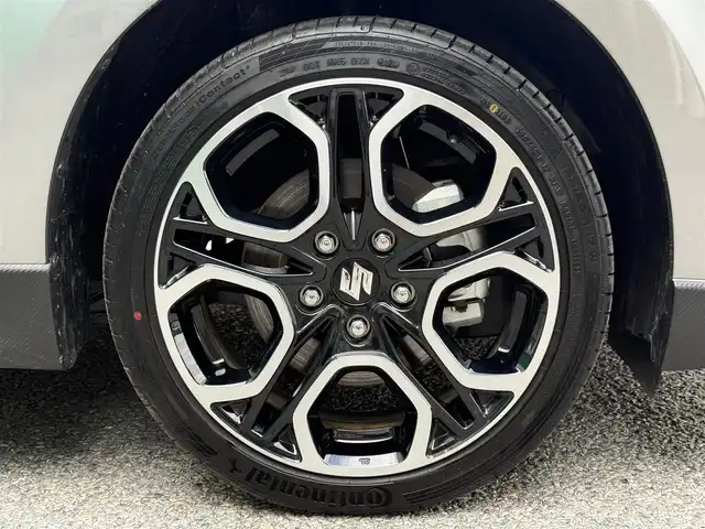 スズキ スイフト スポーツ 千葉県 2024(令6)年 0.4万km プレミアムシルバーメタリック ワンオーナー/純正SDナビ/　(CD/DVD/Bluetooth/iPod)/前後ドライブレコーダー/ETC/ステアリングスイッチ/バックソナー/運転席シートヒーター/ヘッドランプレベライザースイッチ/クルーズコントロール/衝突軽減ブレーキ/スマートキー/スペアキー/純正フロアマット/保証書/取扱説明書
