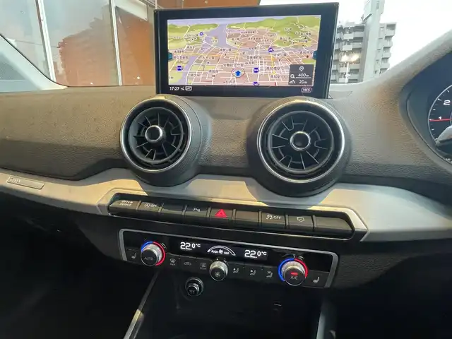 アウディ Ｑ２ 30TFSIスポーツ 高知県 2019(令1)年 6.8万km グレー バーチャルコクピット/アダプティブクルーズコントロール/トラフィックジャムアシスト/ドライバー疲労検知システム/アクティブレーンアシスト/サイドアシスト/純正SDナビ/　【AM/FM/CD/DVD/フルセグTV/bluetooth】/バックカメラ/エレクトロニメカニカルパーキングブレーキ/パワーバックドア/シートヒーター/取説/記録簿