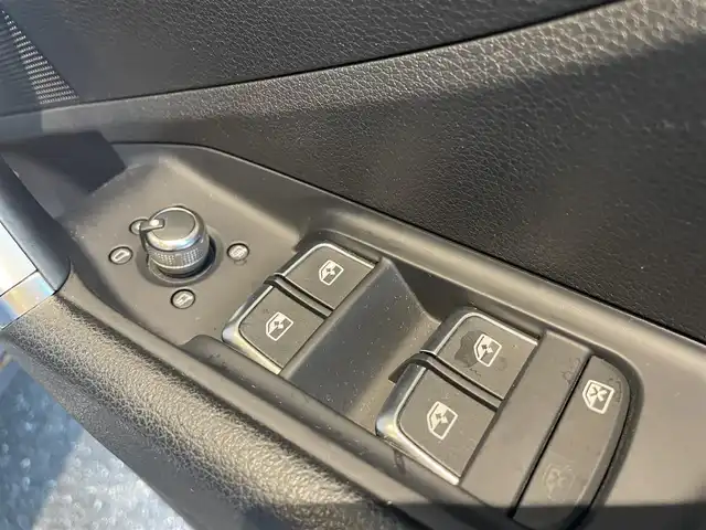 アウディ Ｑ２ 30TFSIスポーツ 高知県 2019(令1)年 6.8万km グレー バーチャルコクピット/アダプティブクルーズコントロール/トラフィックジャムアシスト/ドライバー疲労検知システム/アクティブレーンアシスト/サイドアシスト/純正SDナビ/　【AM/FM/CD/DVD/フルセグTV/bluetooth】/バックカメラ/エレクトロニメカニカルパーキングブレーキ/パワーバックドア/シートヒーター/取説/記録簿