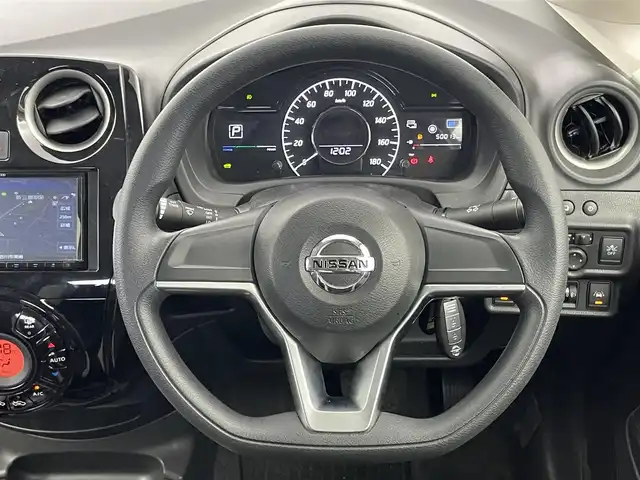 日産 ノート e－パワー B 埼玉県 2020(令2)年 5万km ホワイト 社外７インチナビ　/ CD DVD ワンセグTV Bluetooth/バックカメラ　/エマージェンシーブレーキ/スマートキー　/オートライト　/フロアマット　　/コーナーセンサー　/プッシュスタート　/オートエアコン　/ETC