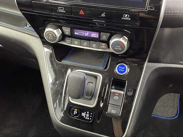 日産 セレナ e－パワー ハイウェイスター V 愛知県 2021(令3)年 5.7万km ブリリアントホワイトパール 2トーン /禁煙車//純正ナビ(MM520D-L)//フルセグTV//ブルーレイ視聴可//ETC//バックカメラ//アラウンドビューモニター//純正後席フリップダウンモニター//セーフティパックA//プロパイロット//エマージェンシーブレーキ//レーンディパーチャーウォーニング//ブラインドスポットモニター//リヤクロストラフィックアラート//踏み間違い防止//ふらつき警報//フロント&バックソナー//アダプティブLEDヘッドライト//オートライト//LEDフォグランプ//両側ハンズフリーパワースライドドア//スライドドアサンシェード//デュアルバックドア//前席シートヒーター//2列目超ロングスライドキャプテンシート//3列目スライドスマートアップシート//純正16インチアルミホイール//純正ドアバイザー//純正フロアマット//革巻きステアリング//ステアリングスイッチ//ステアリングヒーター//プッシュスタート//電動格納ミラーウィンカー//アイドリングストップ//電子パーキングブレーキ//ブレーキホールド//新車保証書・取扱説明書//スペアキー