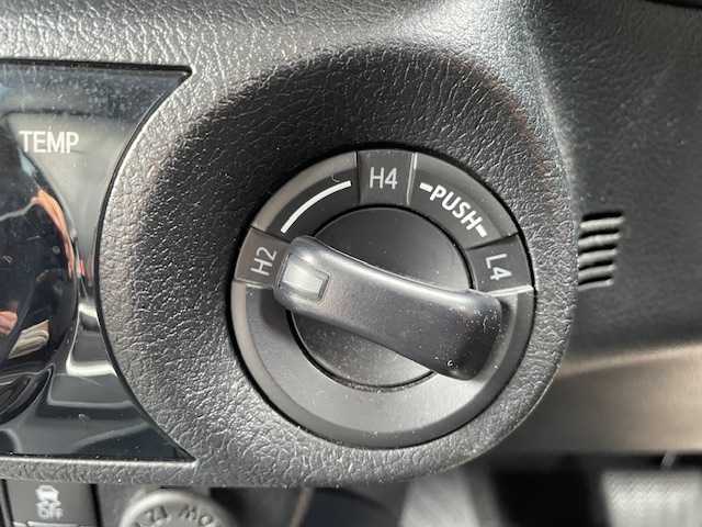 トヨタ ハイラックス Z 静岡県 2022(令4)年 5.6万km ブラック ワンオーナー/社外ナビ　アルパインフローティングナビ/CD/DVD再生可能/Bluetooth/バックカメラ/リヤ荷室（プラスチックカバー）有/リヤセンサー/ウィンカーミラー/純正17インチアルミホイール/LEDヘッドライト/フォグランプ/黒シートカバー/本革ステアリング/ツイータースピーカー/GPS社外レーダー/保証書/取扱説明書/スマートキー/プッシュスタート/スペアキー有