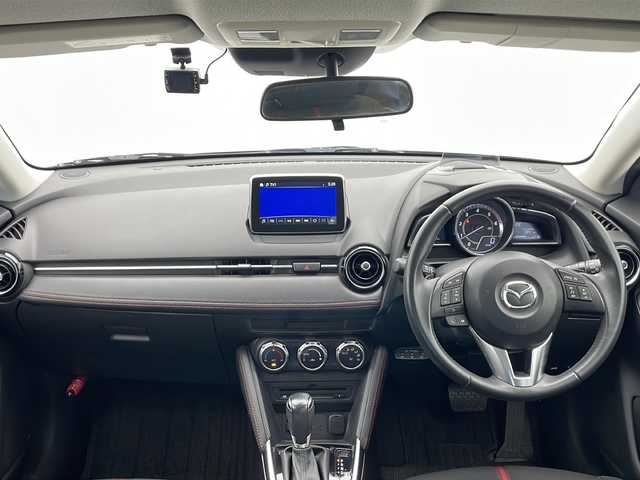 マツダ デミオ 千葉県 2015(平27)年 3.5万km アルミニウムメタリック 衝突軽減ブレーキ/クルーズコントロール/純正メモリナビ/（フルセグ/Bluetooth/DVD/CD/FM/AM）/バックカメラ/ETC/ドライブレコーダー（前のみ）/アイドリングストップ/ヘッドアップディスプレイ/パドルシフト/LEDヘッドライト/フォグライト/電動格納ミラー/純正フロアマット