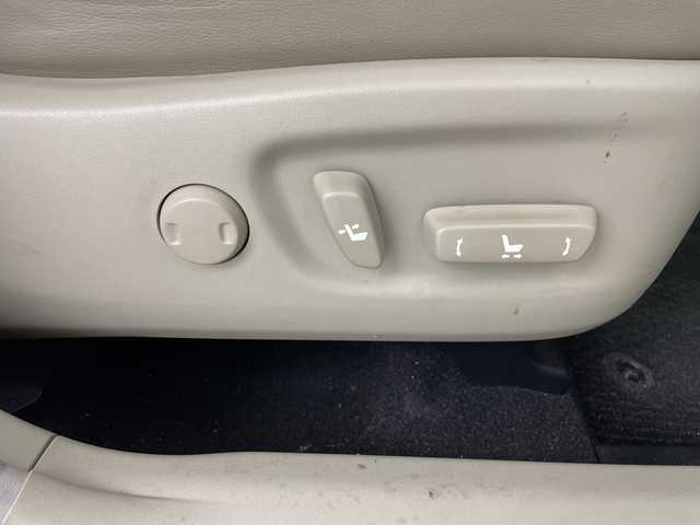 トヨタ プリウス α 埼玉県 2015(平27)年 3.9万km シルバーM 純正ナビ/　（FM/AM/CD/DVD/HDMI/Bluetooth）/バックカメラ/フルセグテレビ/クルーズコントロール/ビルトインETC/パワーシート/ハーフレザーシート/純正フロアマット/プッシュスタート/オートLEDライト/フロントフォグランプ/社外アルミホイール