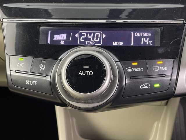 トヨタ プリウス α 埼玉県 2015(平27)年 3.9万km シルバーM 純正ナビ/　（FM/AM/CD/DVD/HDMI/Bluetooth）/バックカメラ/フルセグテレビ/クルーズコントロール/ビルトインETC/パワーシート/ハーフレザーシート/純正フロアマット/プッシュスタート/オートLEDライト/フロントフォグランプ/社外アルミホイール