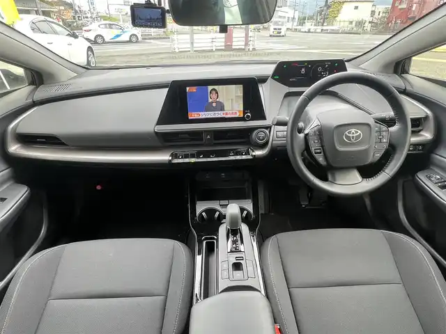 トヨタ プリウス G 京都府 2023(令5)年 1.1万km アティチュードブラックマイカ  スマートキー２個/ セーフティセンス/ パーキングサポートブレーキ/ ブラインドスポットモニター/ 純正8インチディスプレイオーディオ/・　パノラミックビューモニター/・　車載ナビ/・　フルセグTV/・　BTオーディオ/ 前席シートヒーター/ ビルトインETC2.0/ 前後ドライブレコーダー/ レーダークルーズコントロール/ HDMI端子/ AC100Vアクセサリーコンセント/ 充電用Cタイプソケット/ クリアランスソナー/ スペアタイヤ/ 純正19インチアルミホイール/ LEDヘッドライト/ 純正フロアマット/ ドアバイザー/ 新車時保証書