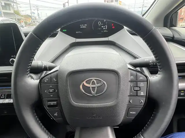 トヨタ プリウス G 京都府 2023(令5)年 1.1万km アティチュードブラックマイカ  スマートキー２個/ セーフティセンス/ パーキングサポートブレーキ/ ブラインドスポットモニター/ 純正8インチディスプレイオーディオ/・　パノラミックビューモニター/・　車載ナビ/・　フルセグTV/・　BTオーディオ/ 前席シートヒーター/ ビルトインETC2.0/ 前後ドライブレコーダー/ レーダークルーズコントロール/ HDMI端子/ AC100Vアクセサリーコンセント/ 充電用Cタイプソケット/ クリアランスソナー/ スペアタイヤ/ 純正19インチアルミホイール/ LEDヘッドライト/ 純正フロアマット/ ドアバイザー/ 新車時保証書