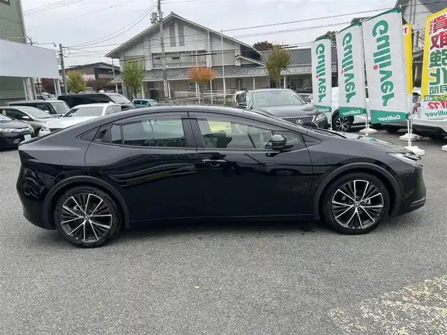 トヨタ プリウス G 京都府 2023(令5)年 1.1万km アティチュードブラックマイカ  スマートキー２個/ セーフティセンス/ パーキングサポートブレーキ/ ブラインドスポットモニター/ 純正8インチディスプレイオーディオ/・　パノラミックビューモニター/・　車載ナビ/・　フルセグTV/・　BTオーディオ/ 前席シートヒーター/ ビルトインETC2.0/ 前後ドライブレコーダー/ レーダークルーズコントロール/ HDMI端子/ AC100Vアクセサリーコンセント/ 充電用Cタイプソケット/ クリアランスソナー/ スペアタイヤ/ 純正19インチアルミホイール/ LEDヘッドライト/ 純正フロアマット/ ドアバイザー/ 新車時保証書